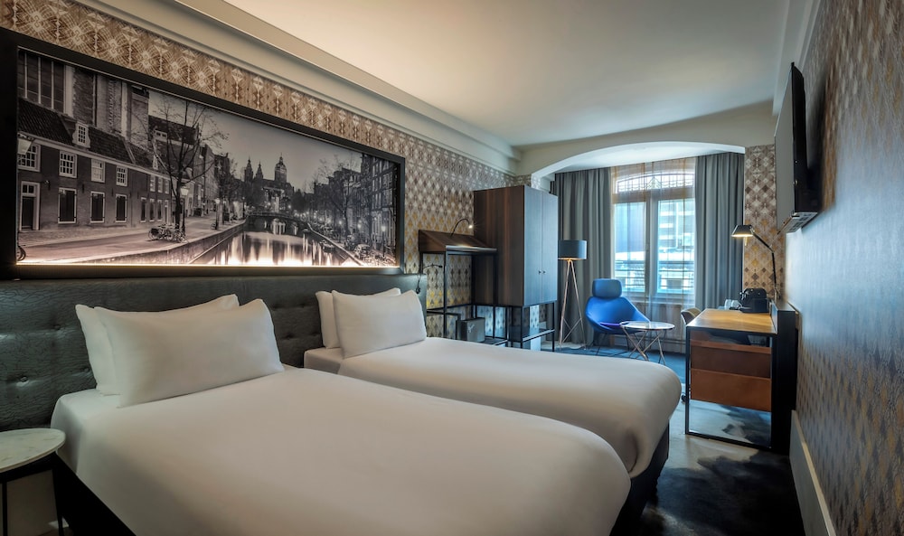 DELUXE, TWIN BEDS