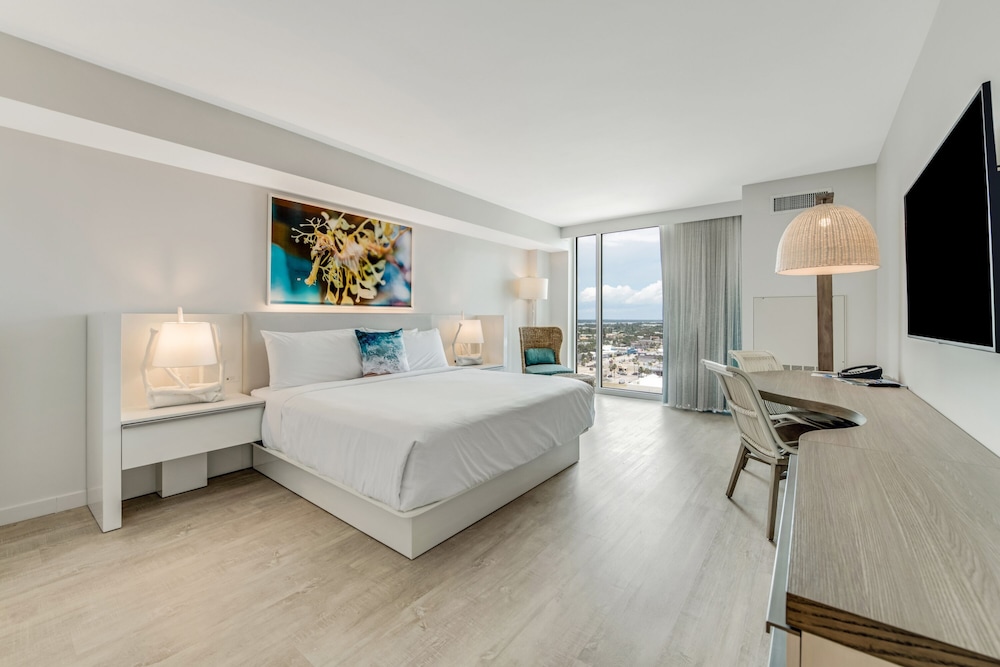ROOM, KING BED, CITY VIEW, NO BALCONY, ACCESSIBLE