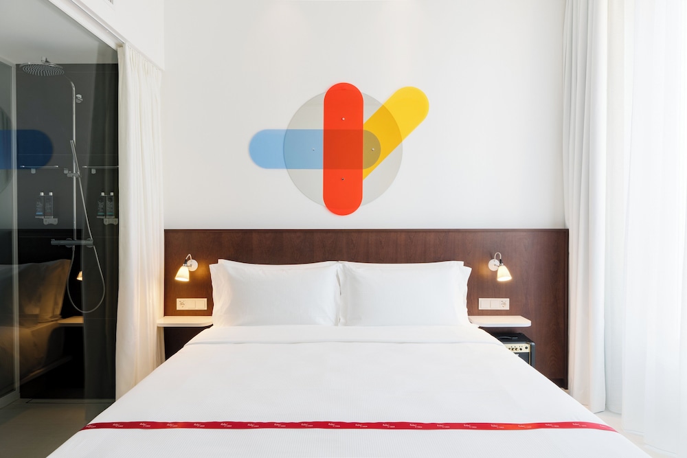 Lovely, Queen Bed