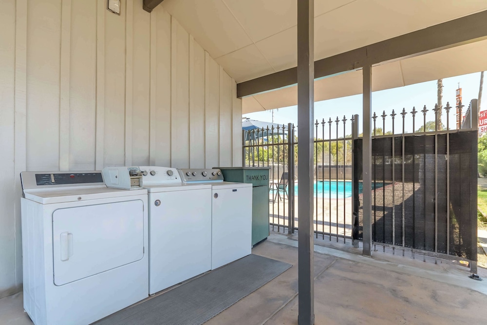 Studio6 Suites Madera, CA - Yosemite 41/51