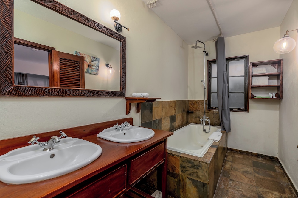 The Emin Pasha Hotel 43/46