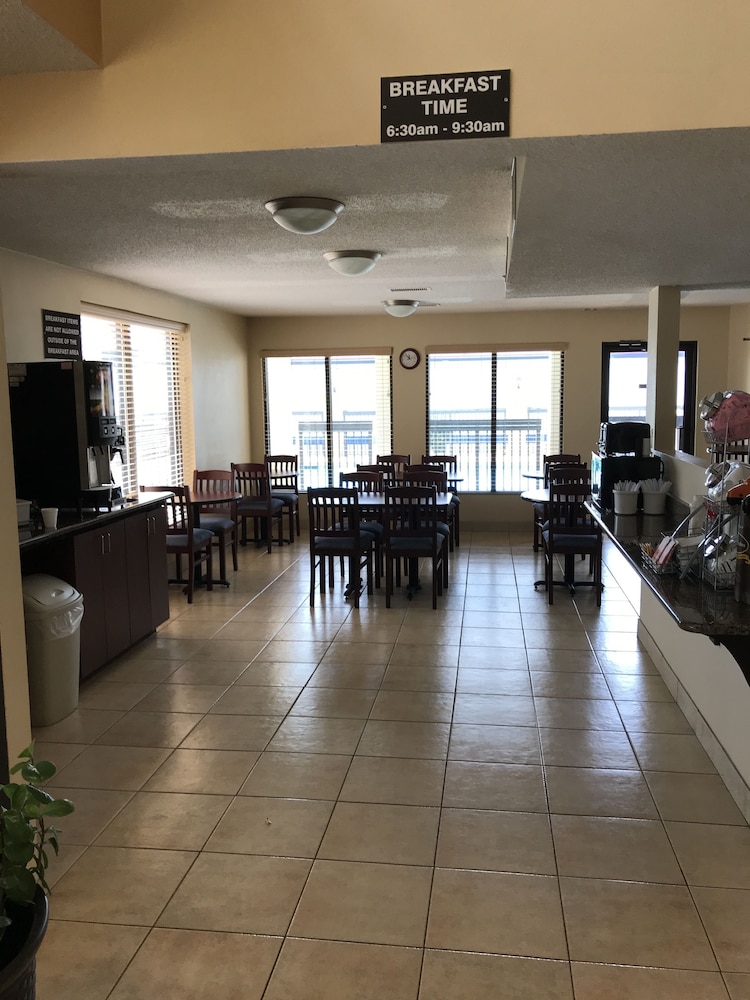 Carolina Inn Suites At Lake Norman 24/34