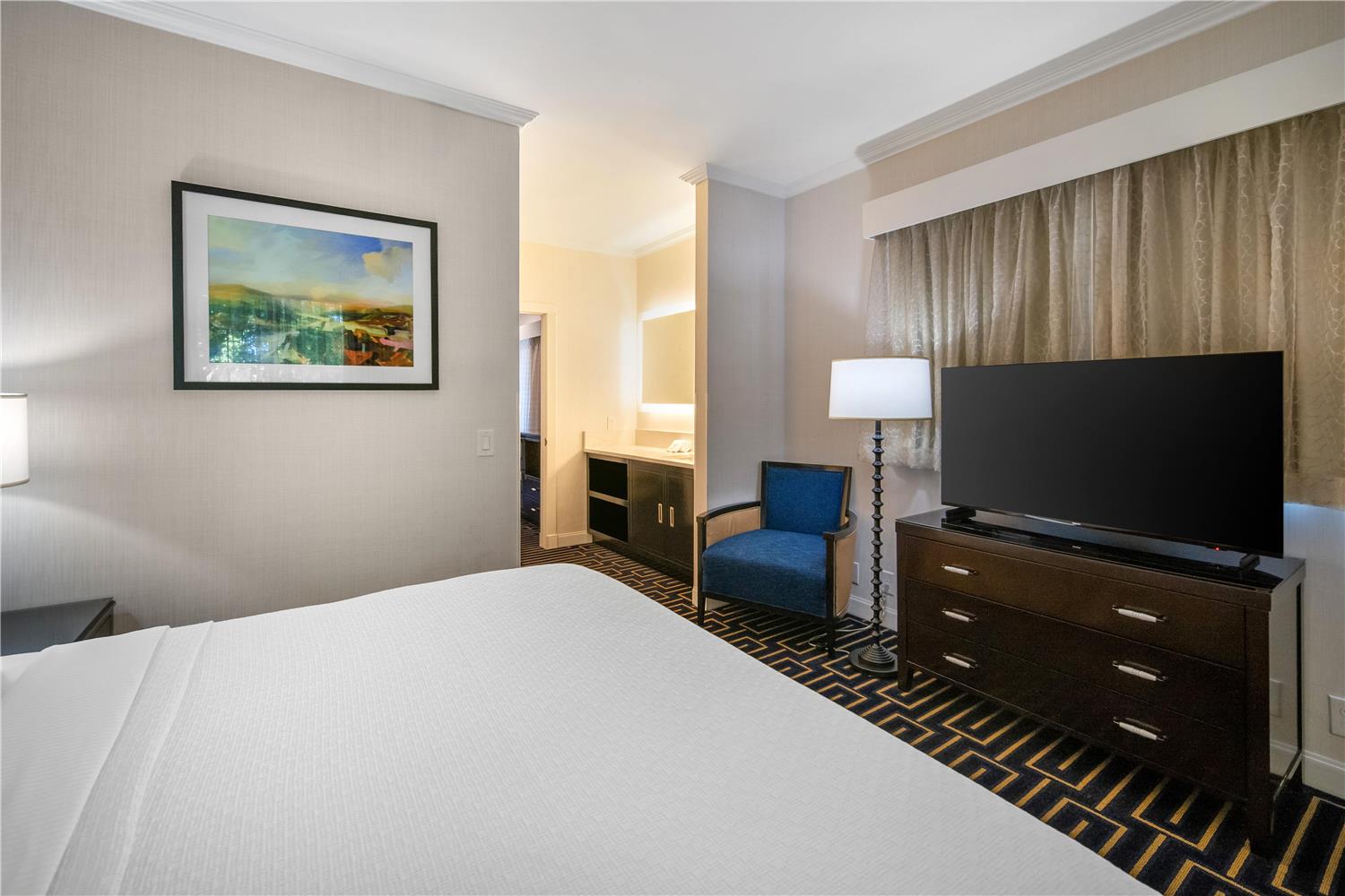 جناح بسرير كينج بشرفة مع أريكة، Best Western Plus Palm Court Hotel 2/3