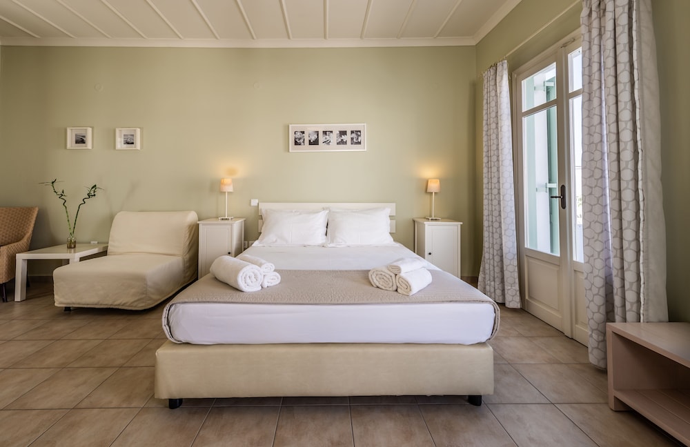 SUPERIOR, QUEEN BED, SOFA