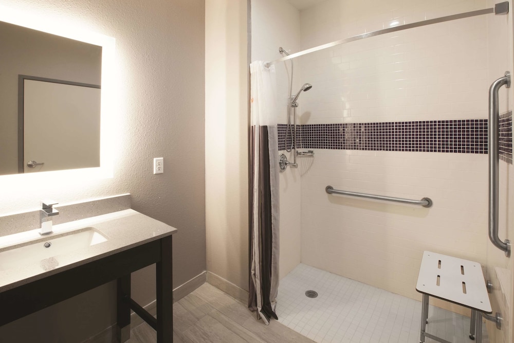 La Quinta Inn And Suites By Wyndham Kingsville 11/33