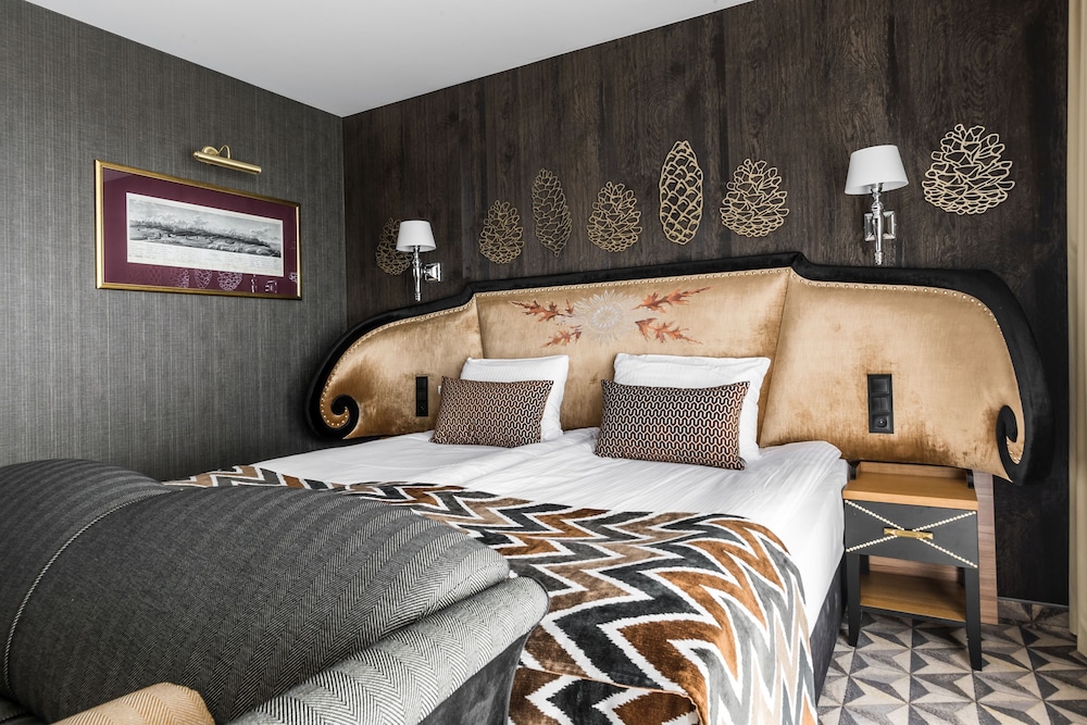 DELUXE, DOUBLE OR TWIN BED