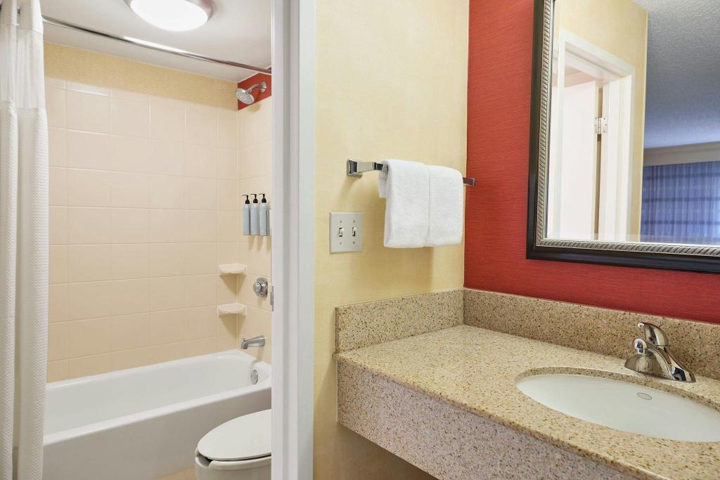 جناح بسريرين كوين بغرفة نوم واحدة بغرفتين مع أريكة، Courtyard by Marriott Des Moines West Clive 3/4