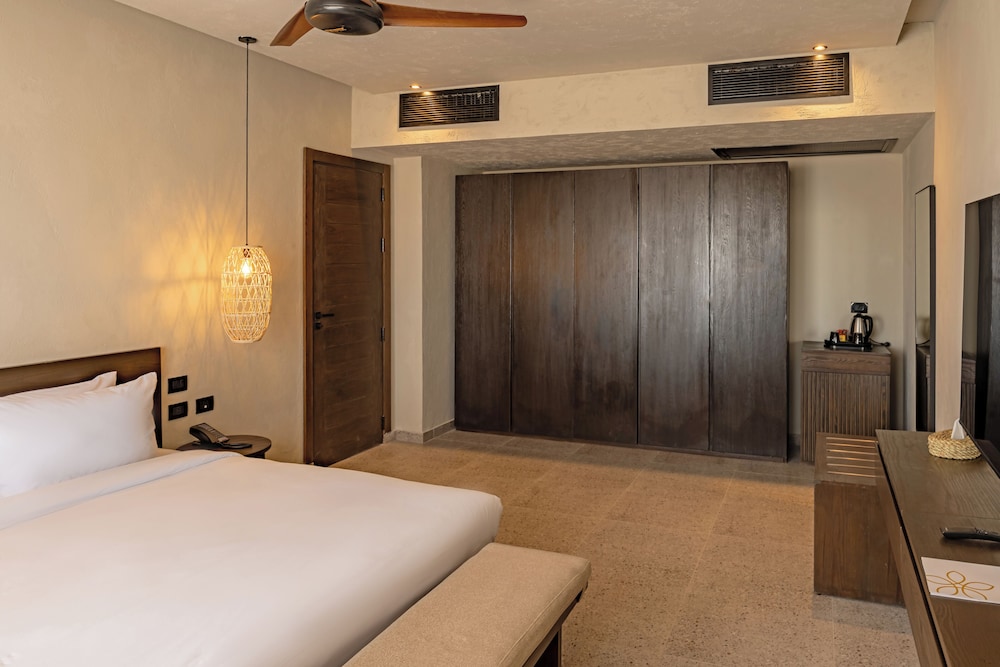 Family, Suite, King and Twin Beds, Lateral Side Sea View