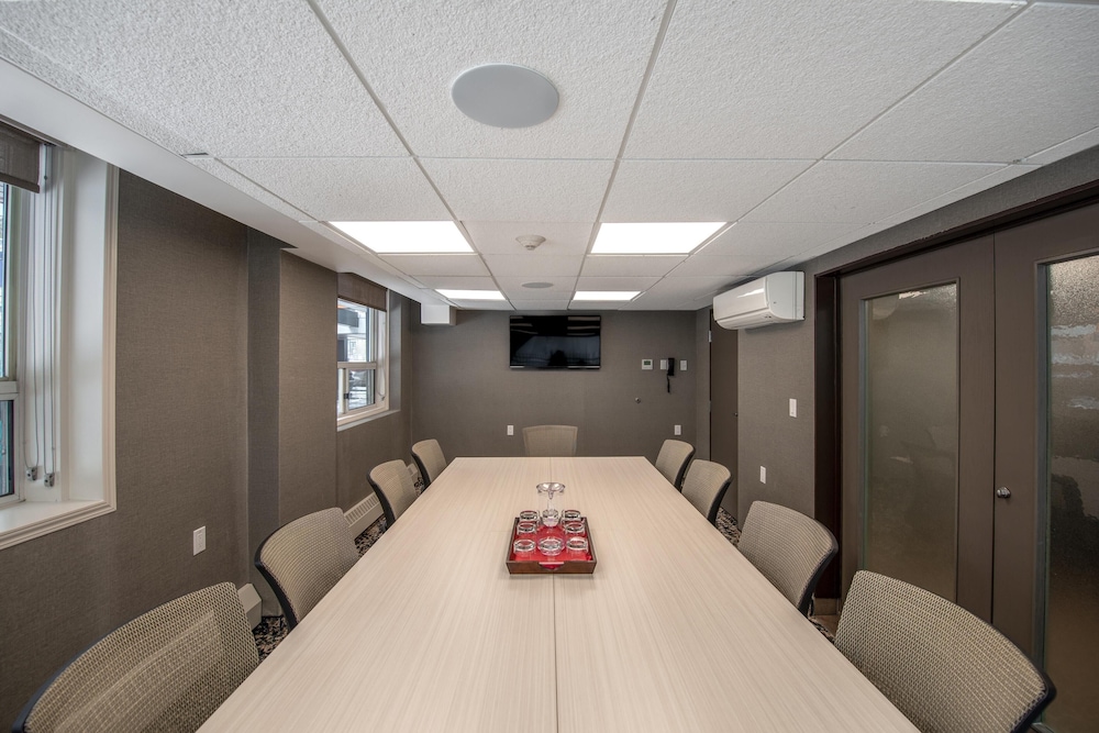 Coast Calgary Downtown Hotel and Suites by APA 54/61