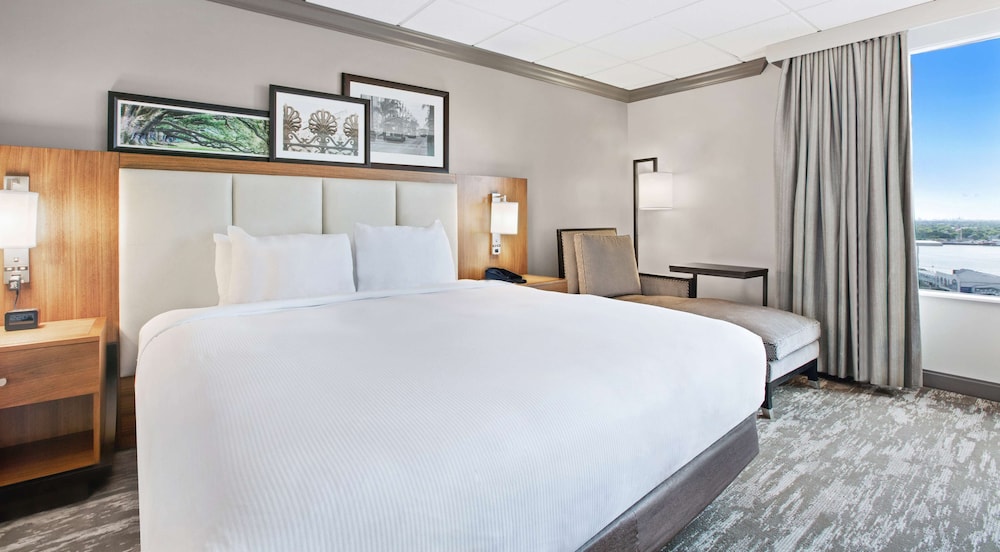 JUNIOR SUITE, KING BED, POOL VIEW, LARGE