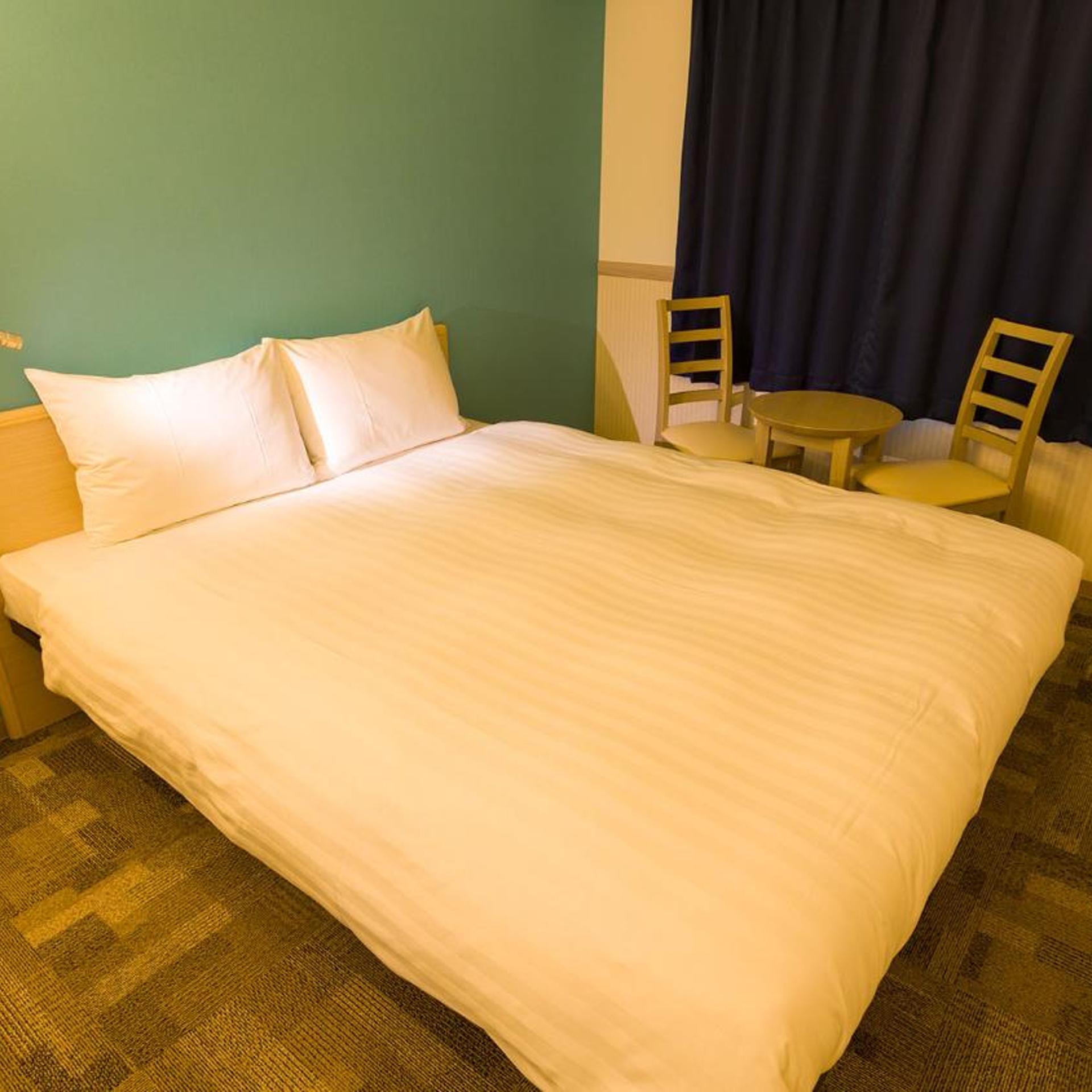ROOM, QUEEN BED