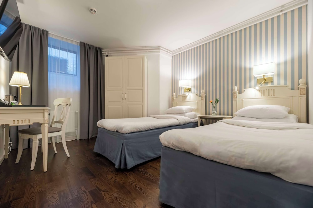 Standard, Twin Beds, No Window