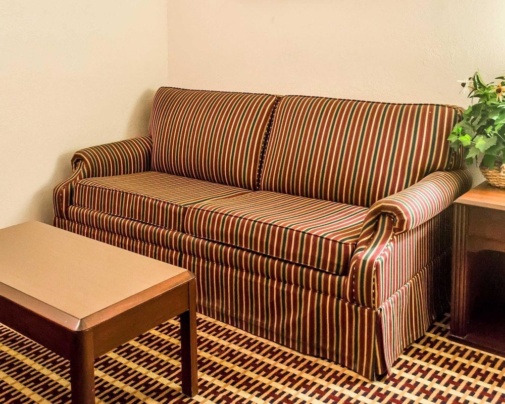 Economy Inn and Suites Warren 15/28