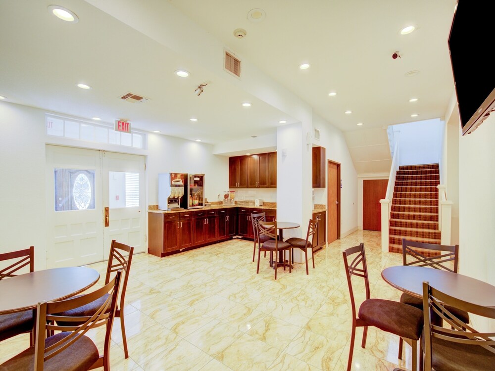 Hotel O Dilley Main St TX 32/42
