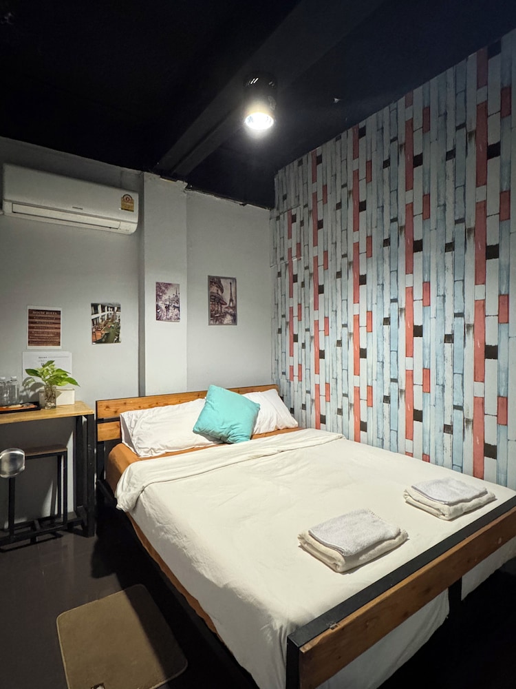 Economy, Queen Bed