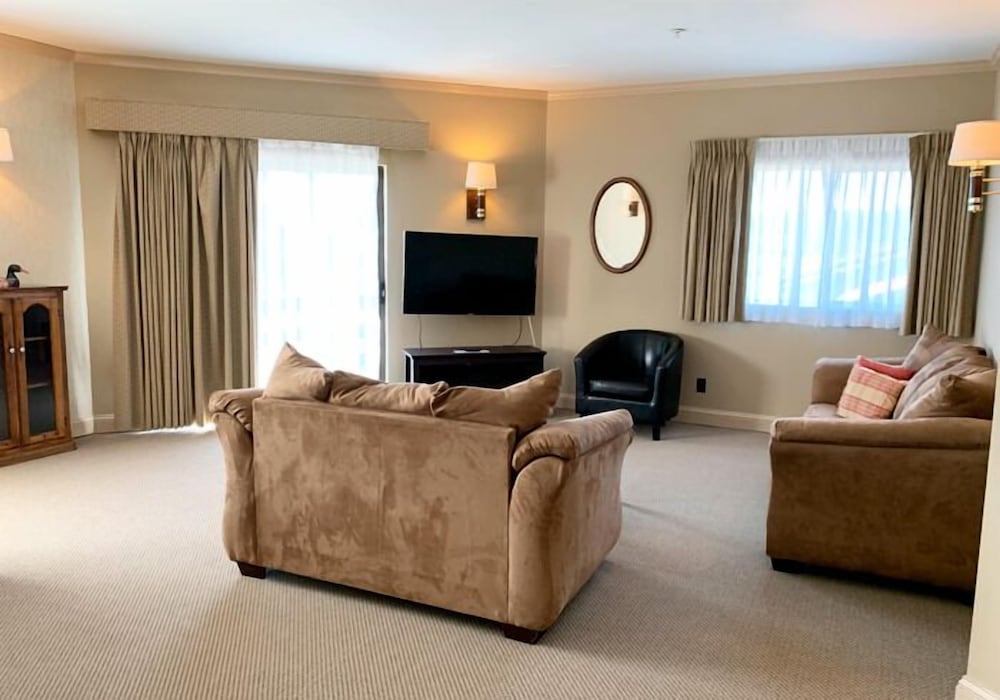 Coachman Inn Suites 52/64