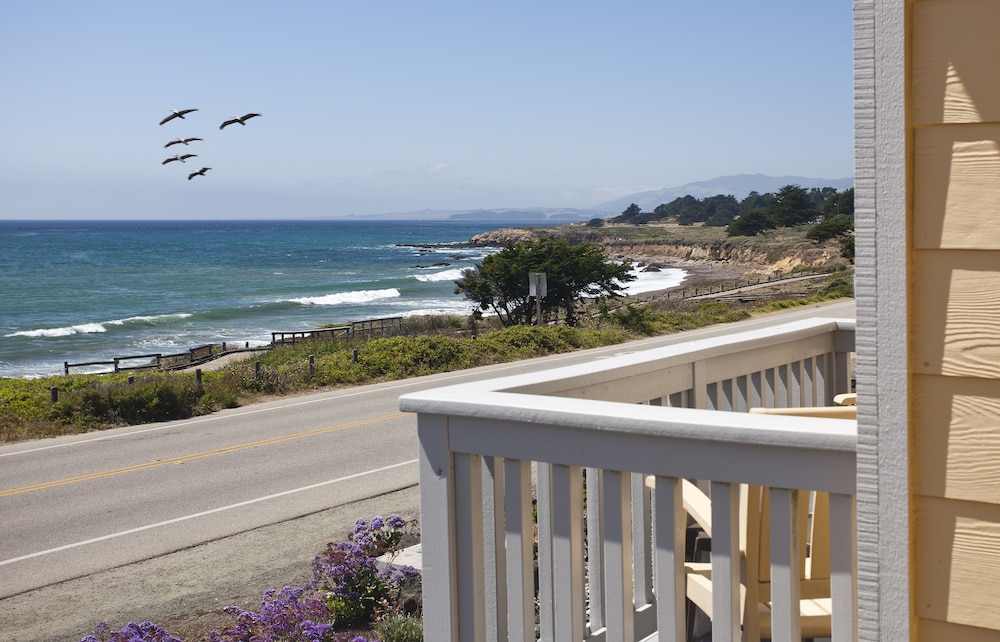 Pelican Inn & Suites 27/38