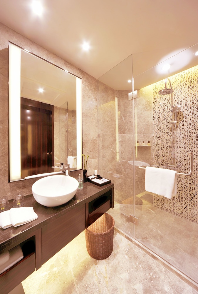 Royal Suites &amp; Tower 14/15