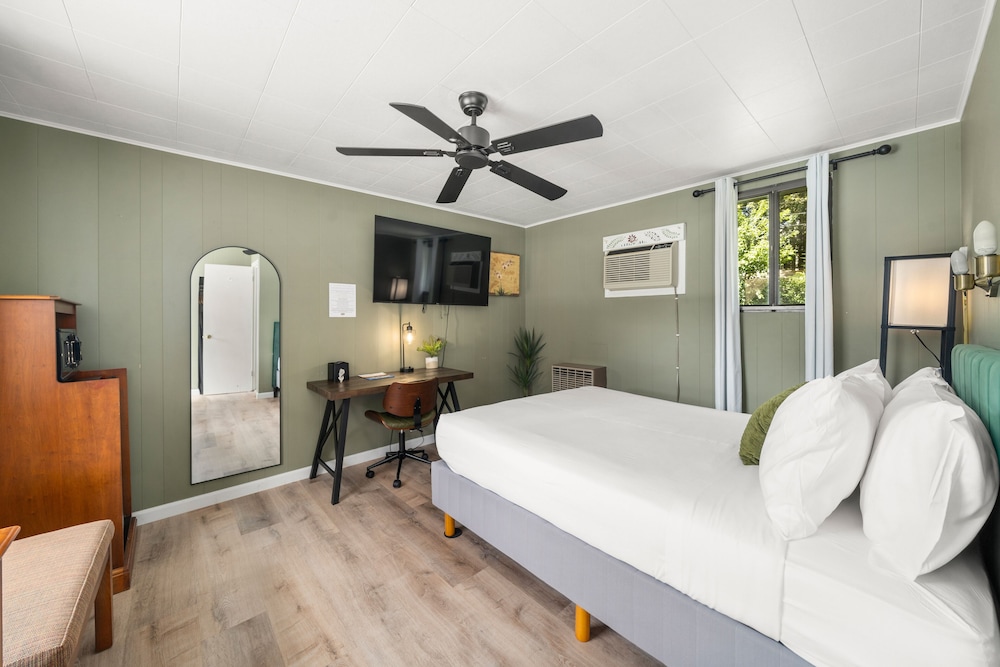 Deluxe, Queen Bed