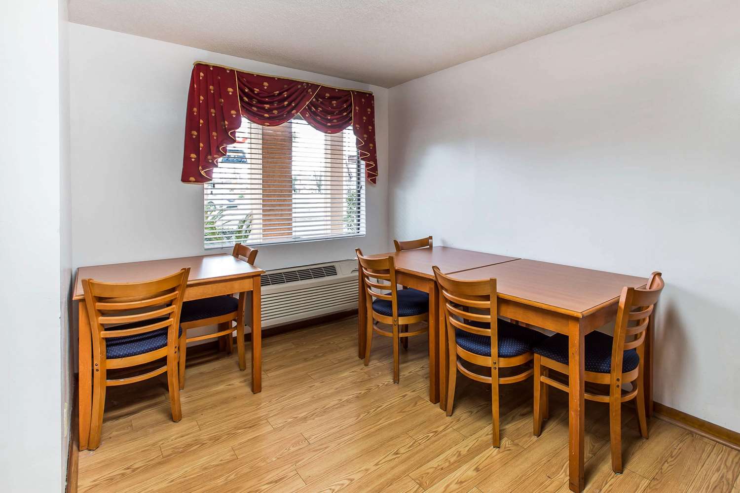 Econo Lodge Inn & Suites Albany North 29/41