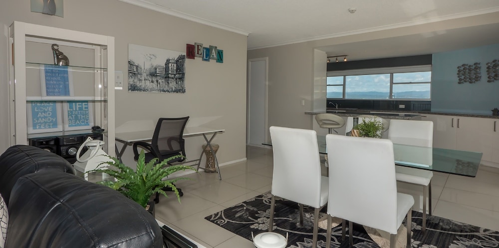 Pacific Plaza Apartments 50/75