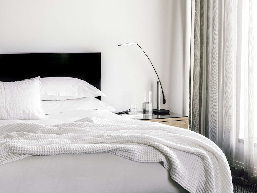 DELUXE, KING BED, JETTED TUB