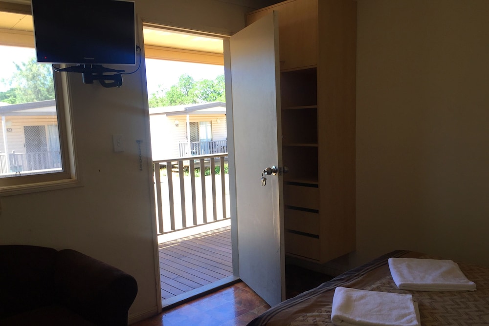 INLAND OASIS MOTEL 36/68
