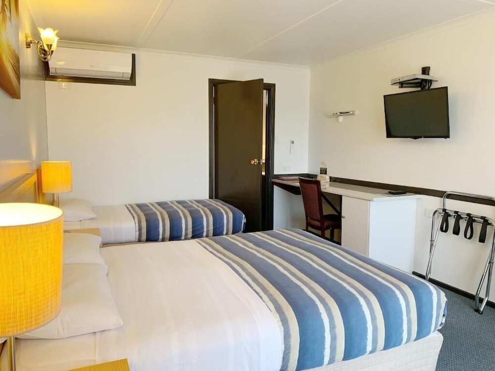 Statesman Motor Inn 7/47