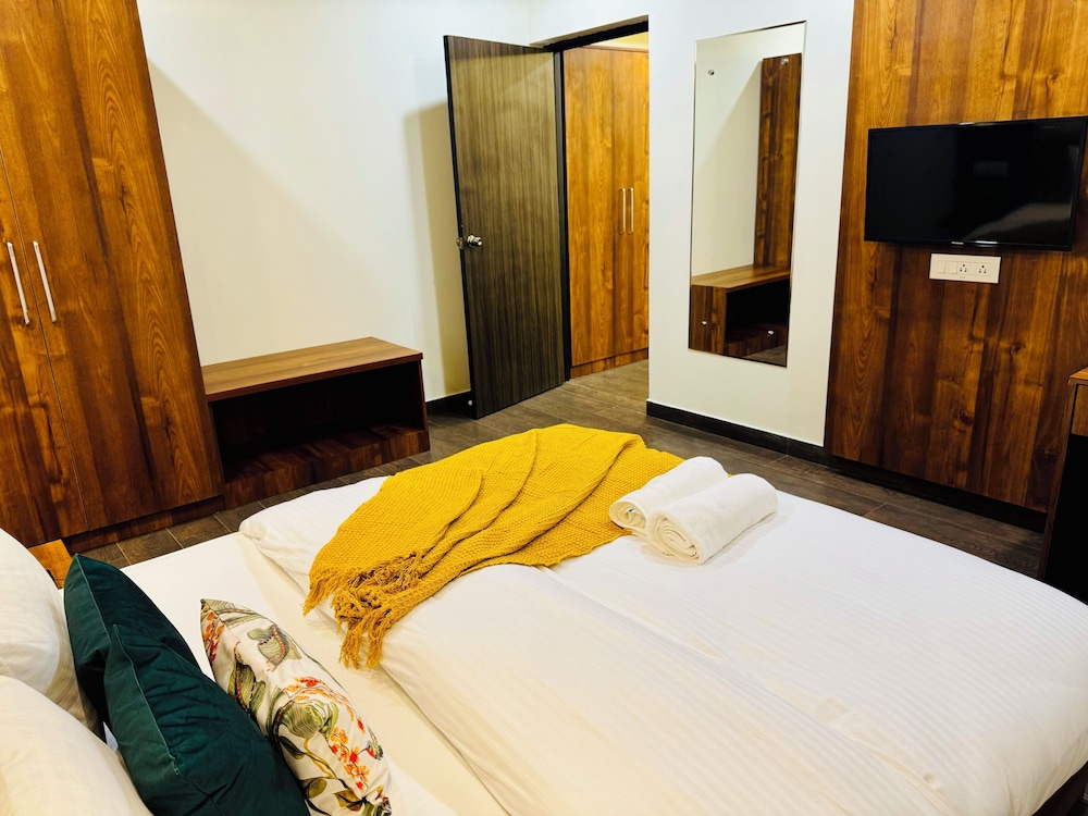 SUPERIOR, SUITE, LIVING AREA, BATHTUB