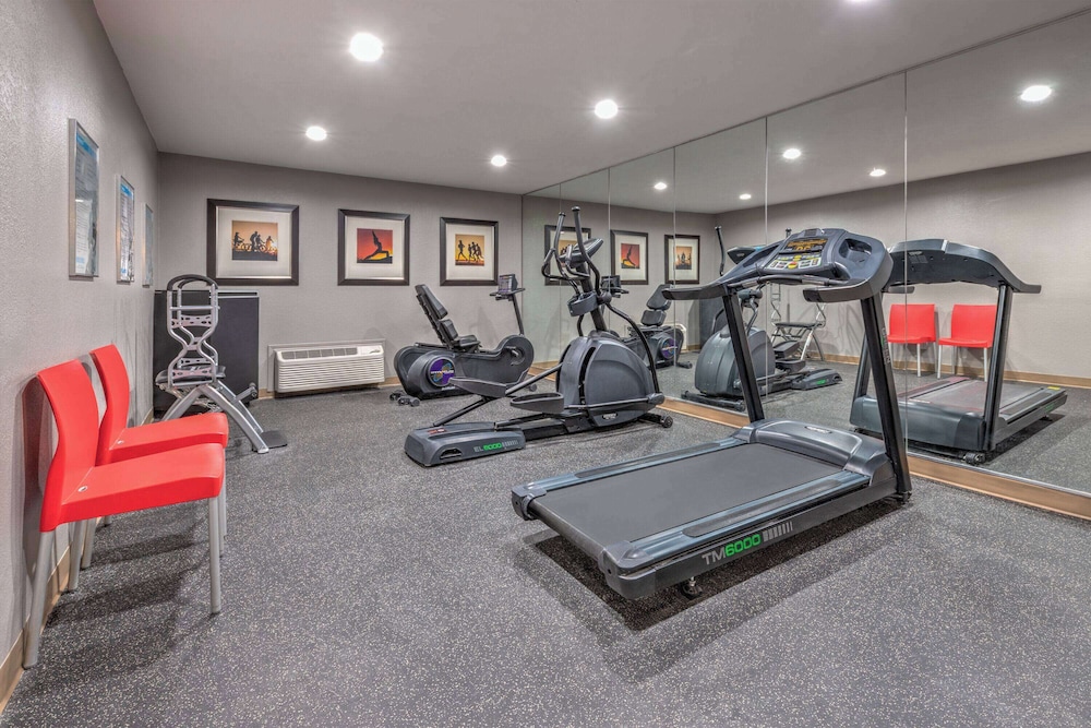 Hawthorn Extended Stay by Wyndham Bedford / Dallas 26/49