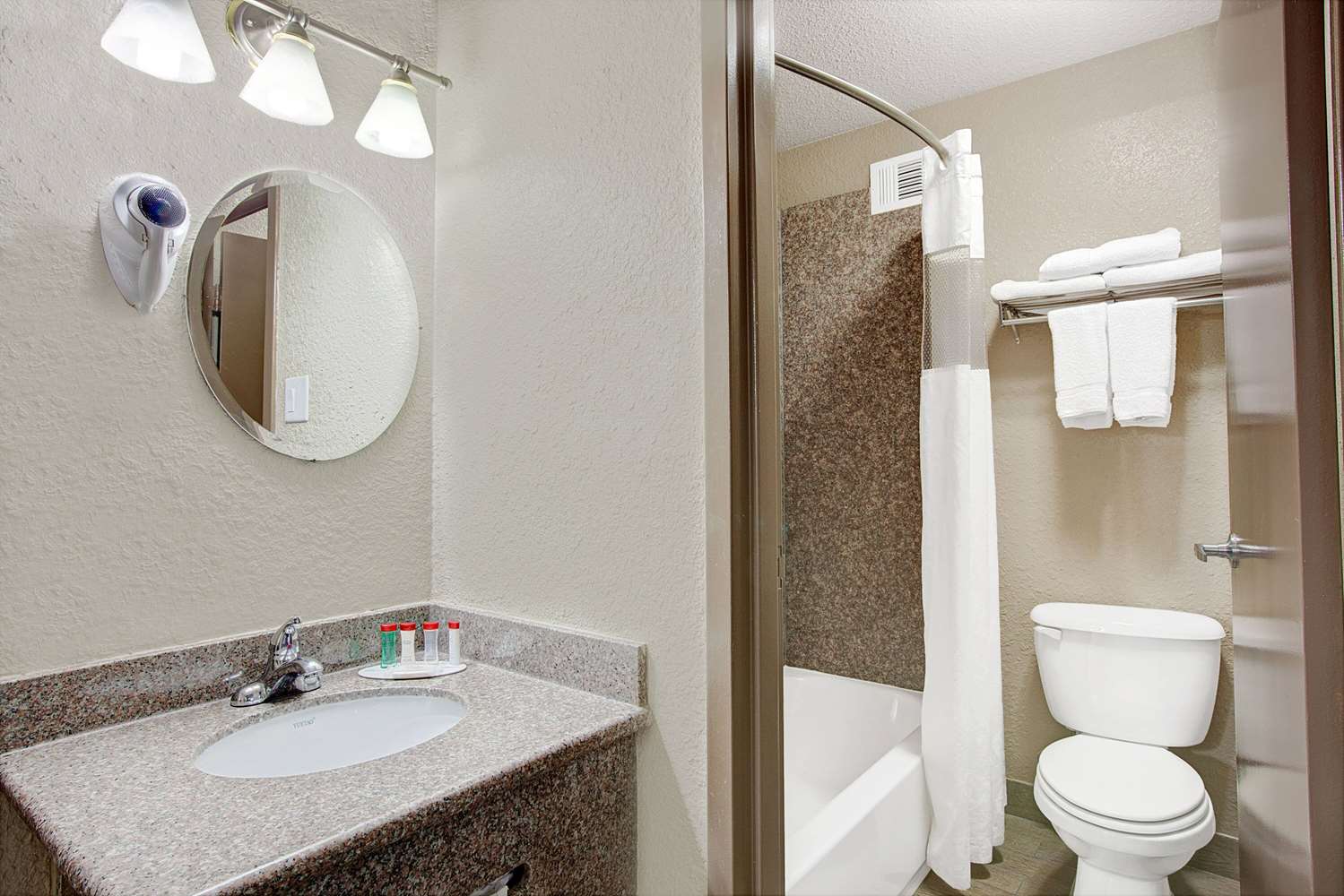 Red Lion Inn & Suites Houston IAH Airport 16/16