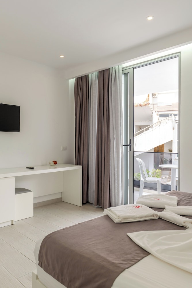 غرفة ثلاثية بسرير مزدوج وسرير فردي بشرفة، Vila Era Beach 4/9