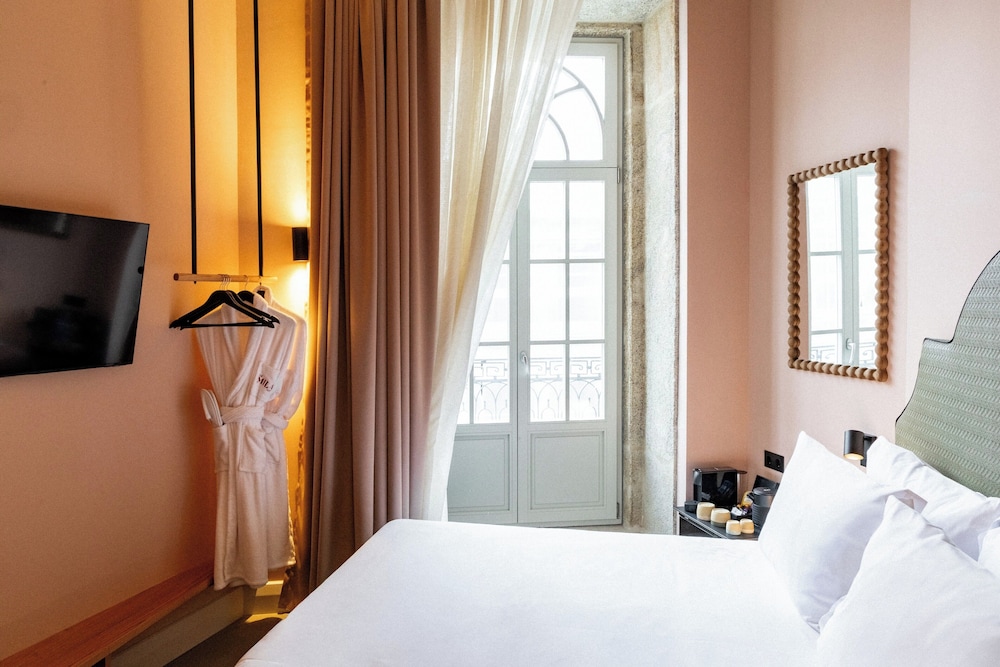 Standard, Queen Bed, City View