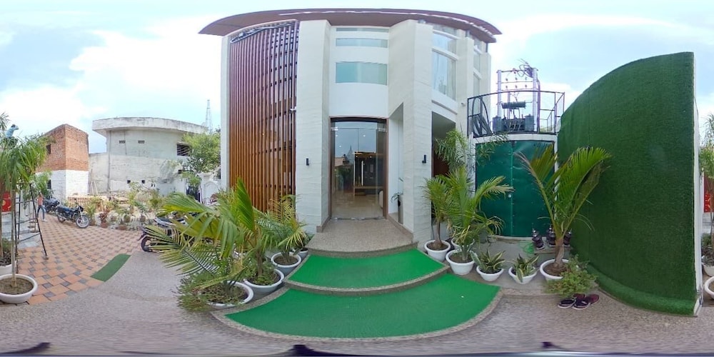 Hotel The Royal Vista 6/50