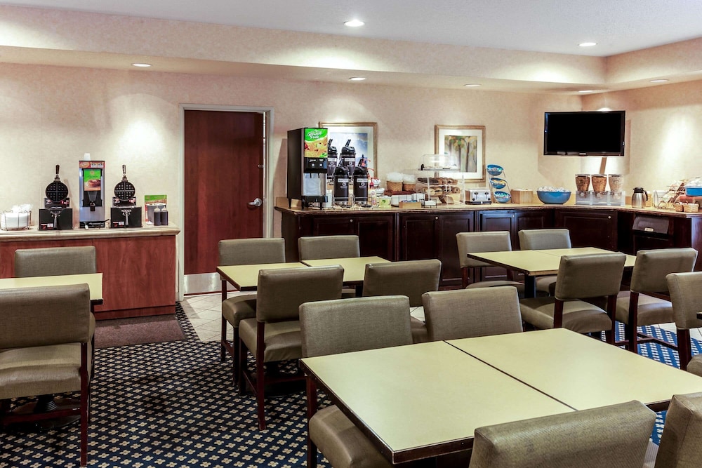 La Quinta Inn & Suites by Wyndham Milwaukee SW New Berlin 30/38