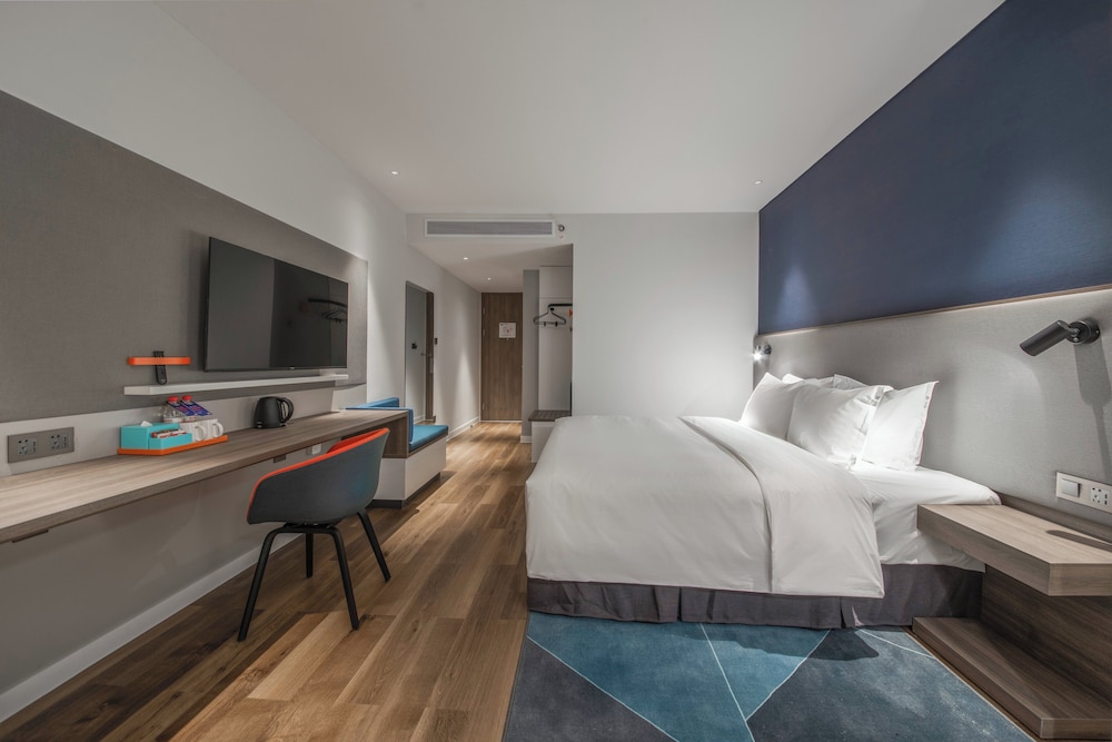 Standard, King Bed, Extra Floor Space