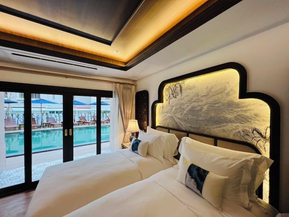 Deluxe, Twin Beds, Pool Access