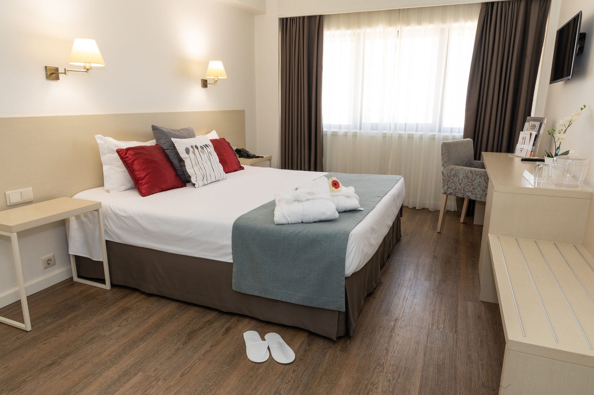 ROOM, DOUBLE BED