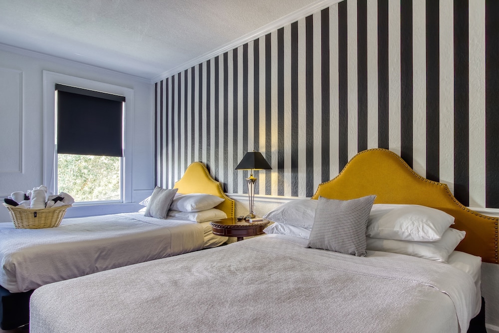 DELUXE, 2 QUEEN BEDS