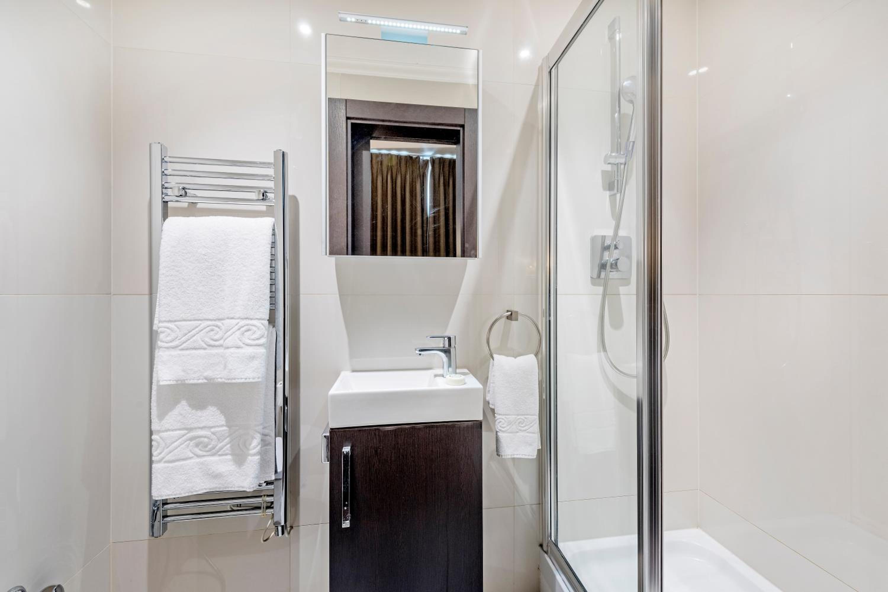شقة ديلوكس بسرير كينج وسرير كوين وسريرين منفصلين بـ3 غرف نوم، 130 Queensgate Apartments 3/9