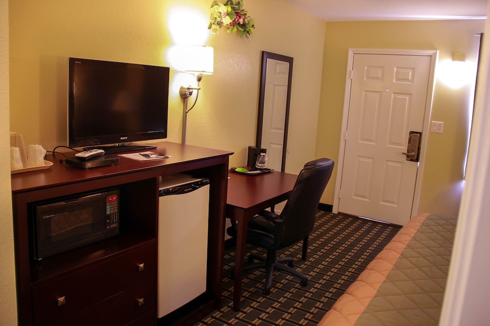 Relax Inn &amp; Suites 65/82