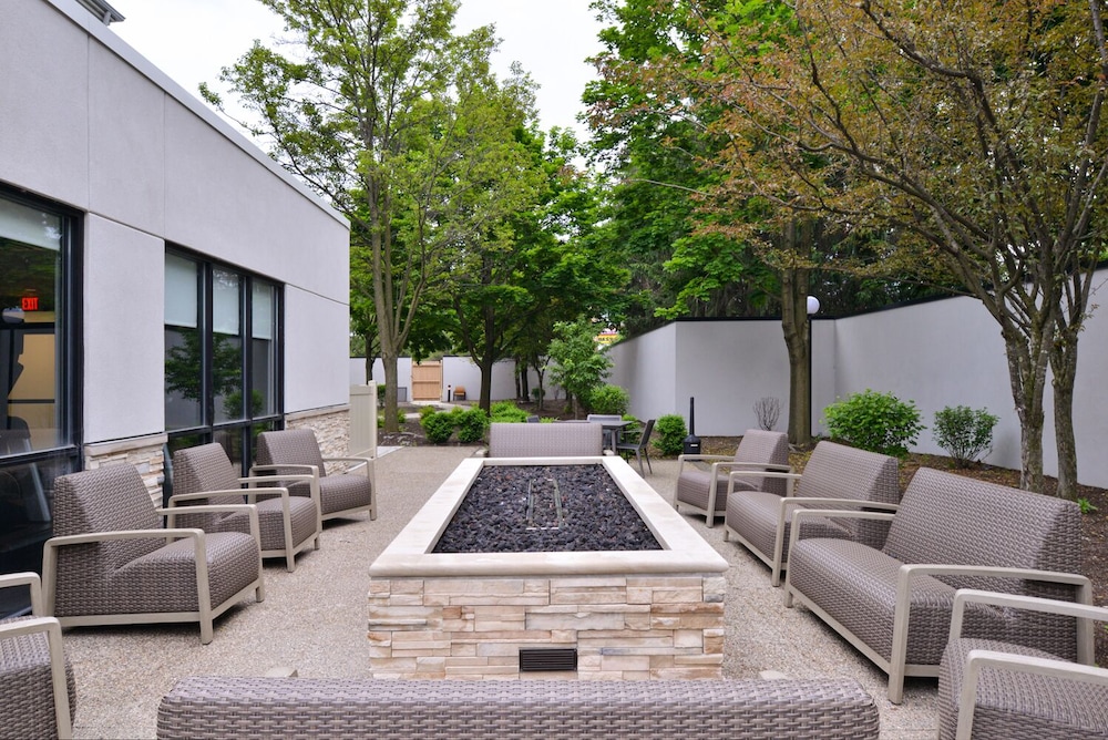 Courtyard Detroit Utica 26/34