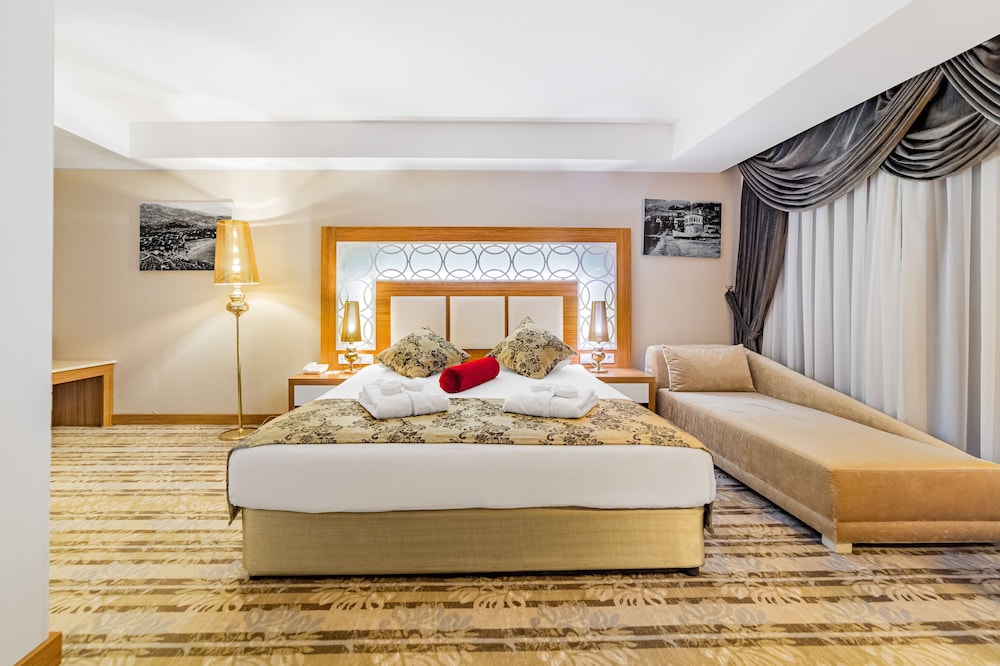 غرفة عائلية بسرير مزدوج وسريرين منفصلين