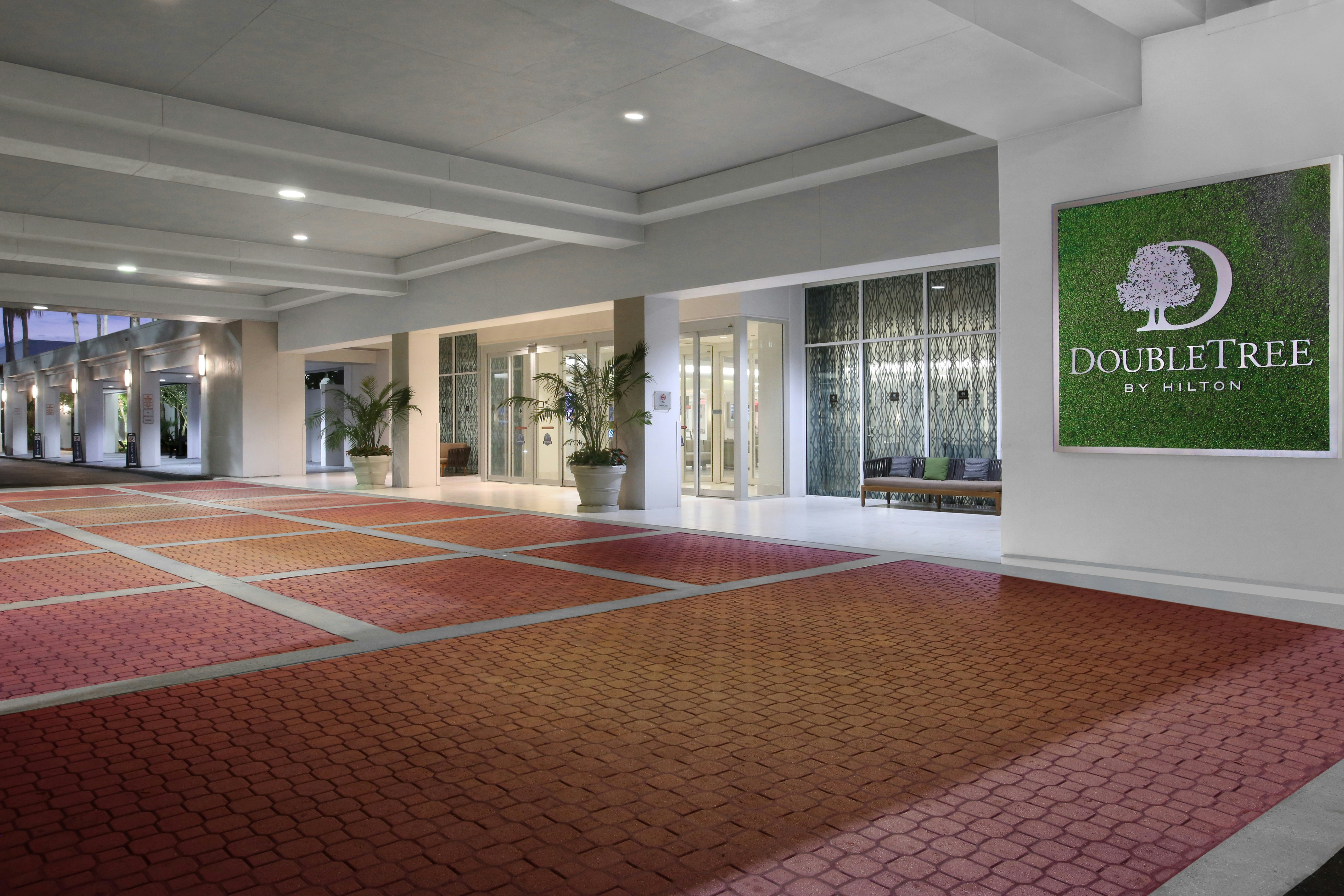 Doubletree By Hilton Hotel At The Entrance To Universal Orlando 28/70