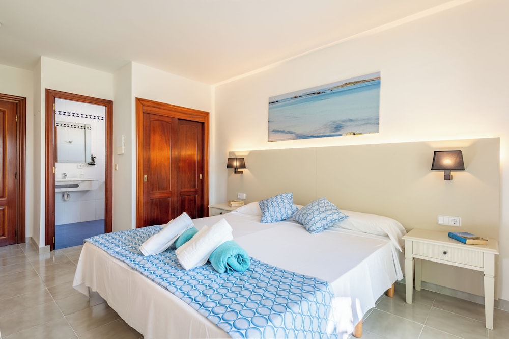 Room, Queen Bed, Street View, Terrace، Hotel Martorell 5/7