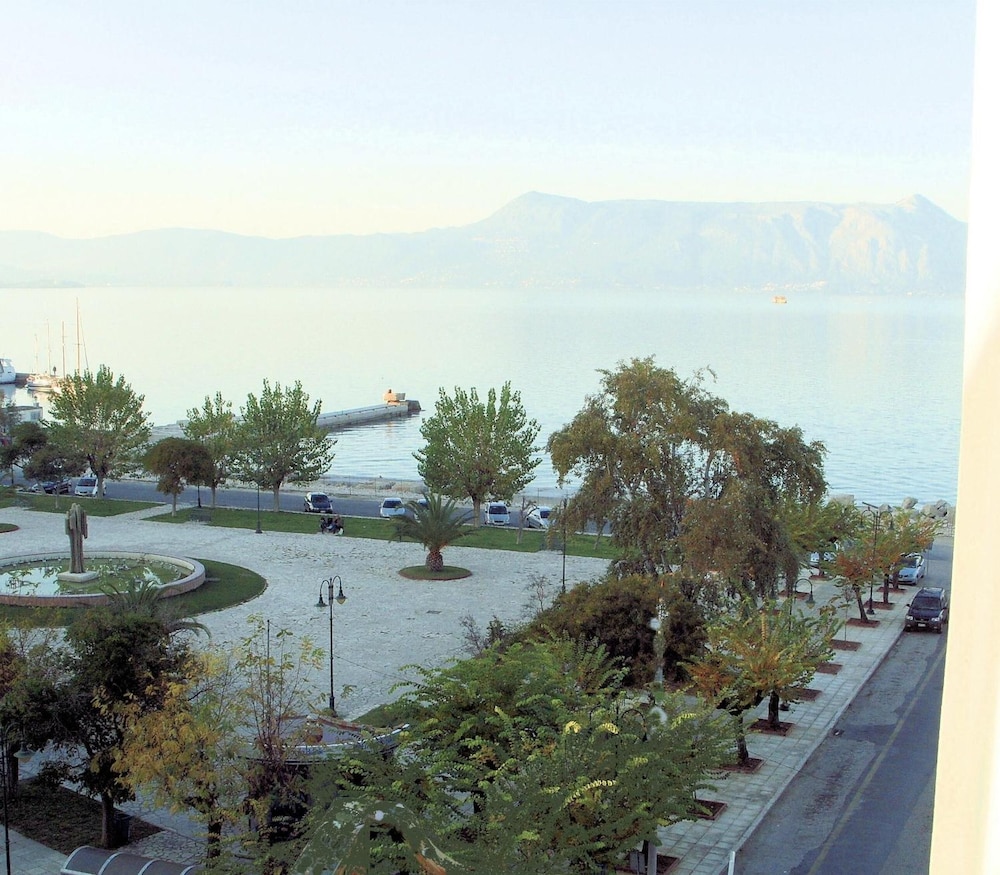 KONSTANTINOUPOLIS 39/44