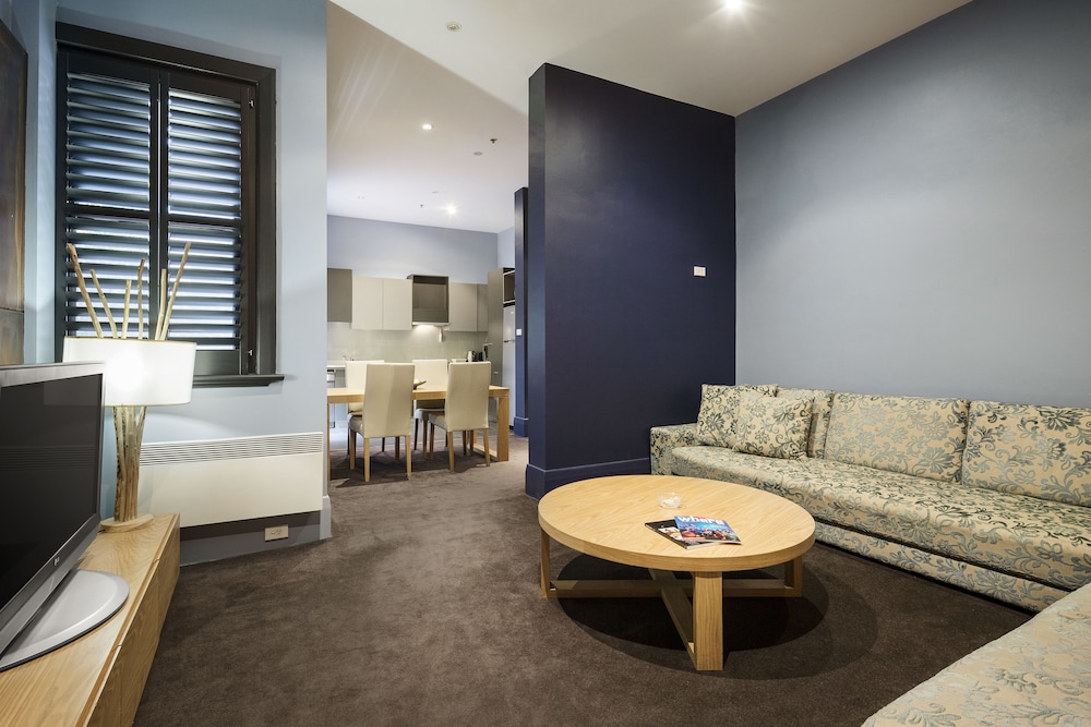 Tolarno Hotel 46/52