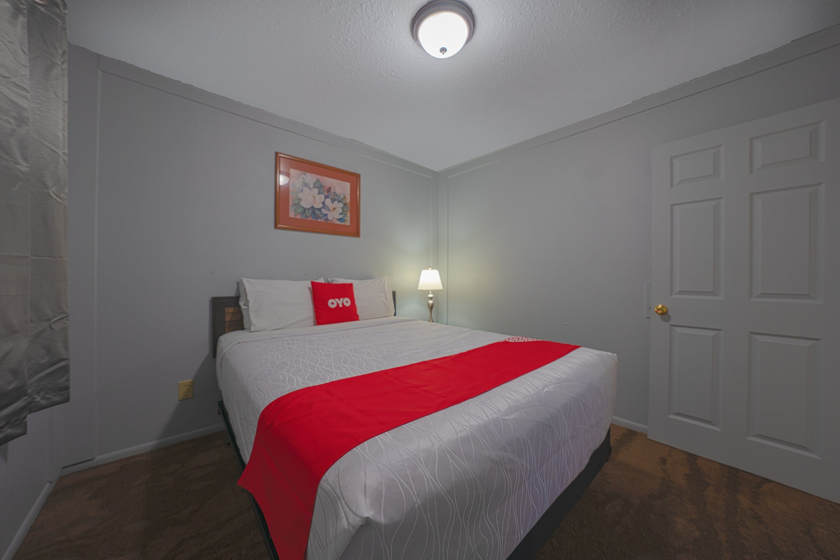 Full Bed، OYO Hotel Portland OR near Airport 3/5