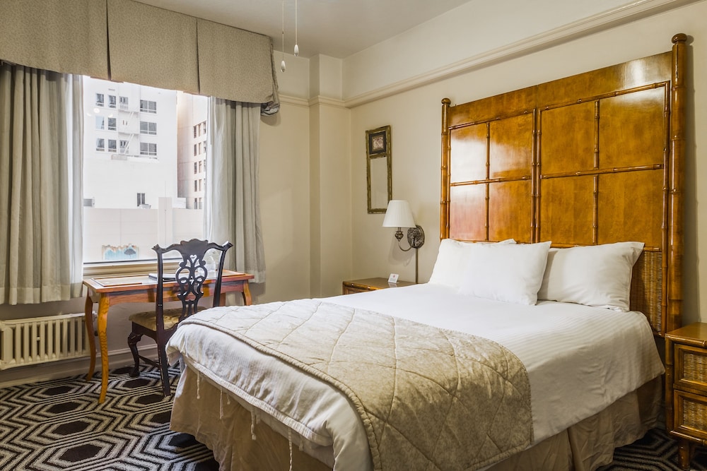 ROOM, QUEEN BED, CITY VIEW