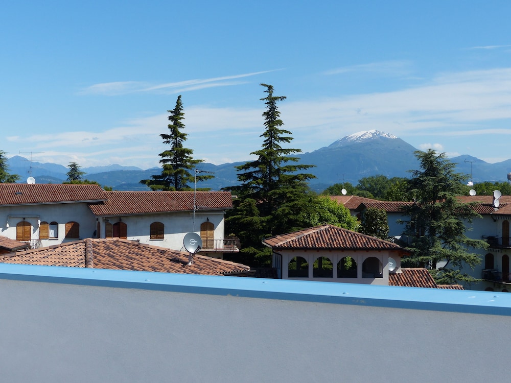 Meet Gardalake Hostel 40/50